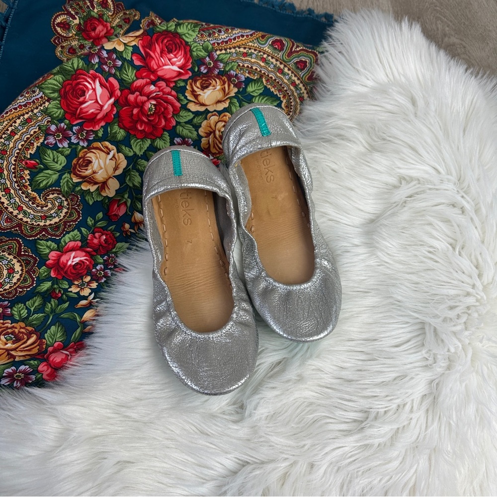 Tieks Silver Screen Round toe Flats 7